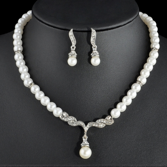 Jewelry - Lovely Pearl Earrings and Necklace Set